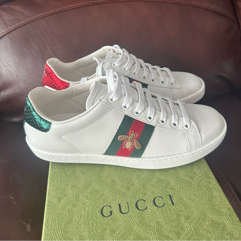 Gucci Women’s Ace Sneakers with Bee New never used